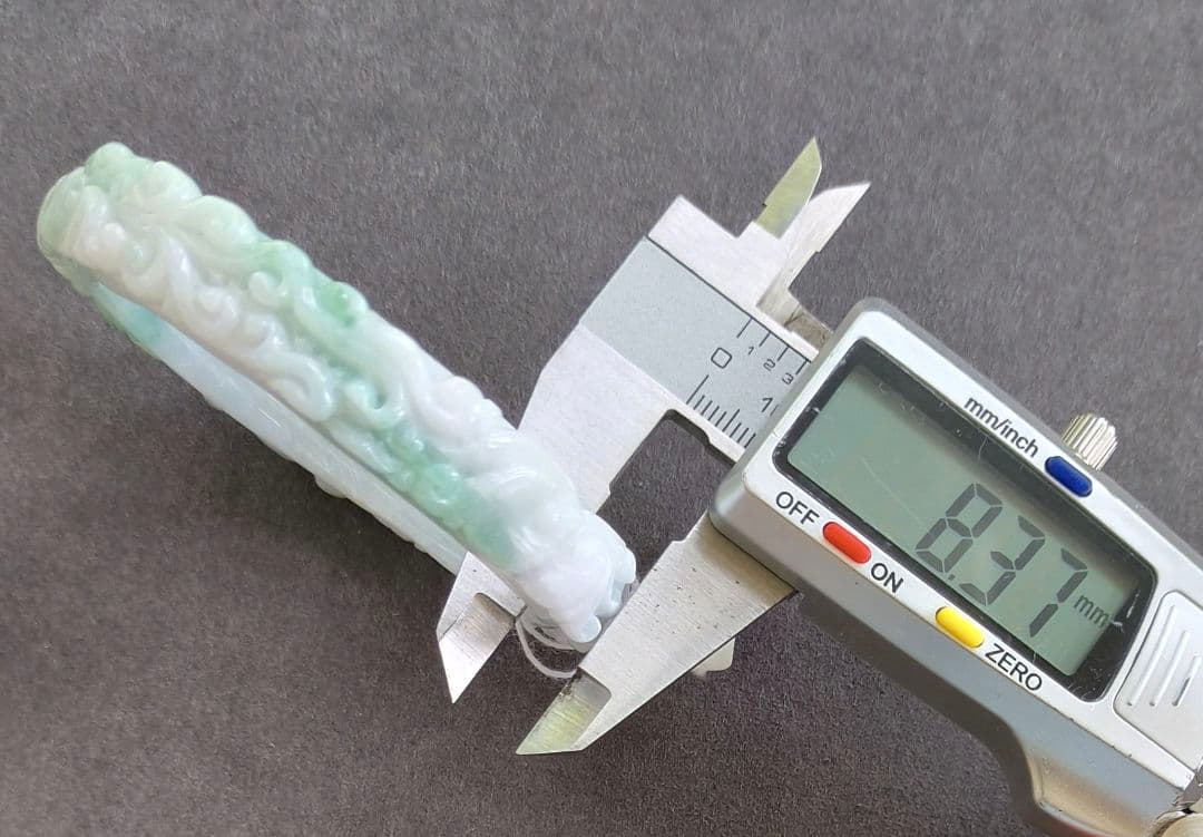 【日本鑑別書:訳有】ミャンマー産本翡翠の彫刻バングル（内径56ミリ強）8623