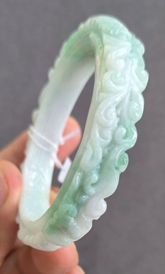 【日本鑑別書:訳有】ミャンマー産本翡翠の彫刻バングル（内径56ミリ強）8623