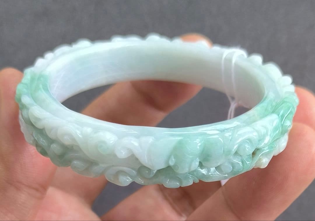 【日本鑑別書:訳有】ミャンマー産本翡翠の彫刻バングル（内径56ミリ強）8623