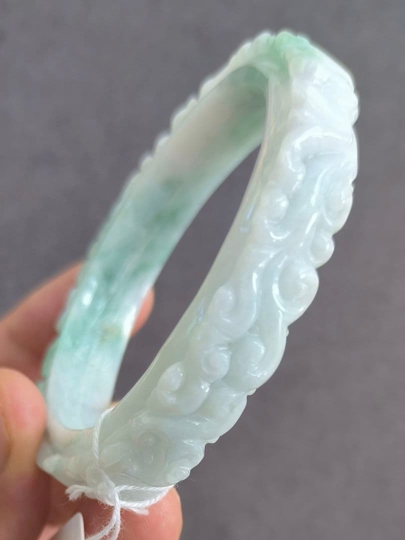 【日本鑑別書:訳有】ミャンマー産本翡翠の彫刻バングル（内径56ミリ強）8623