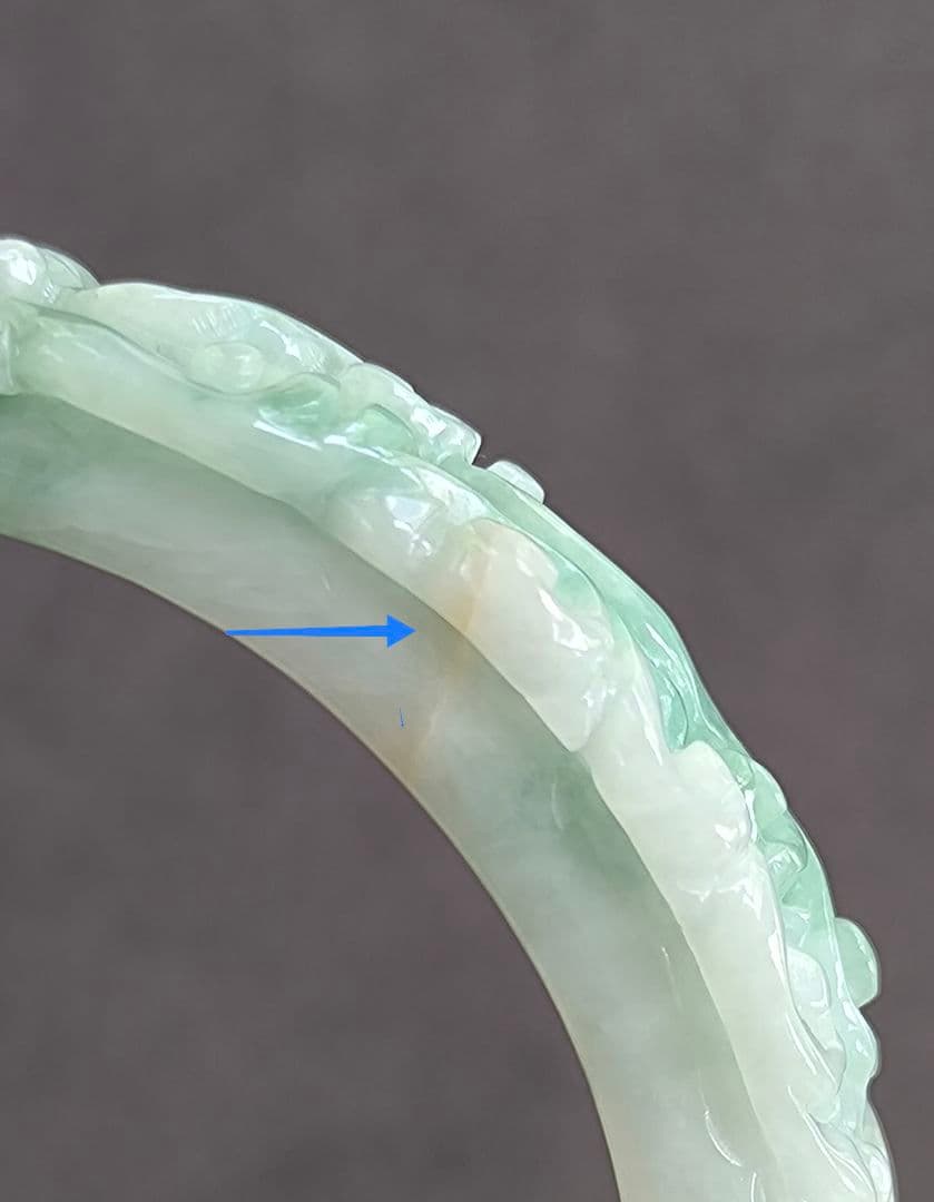 【日本鑑別書:訳有】ミャンマー産本翡翠の彫刻バングル（内径56ミリ強）8623