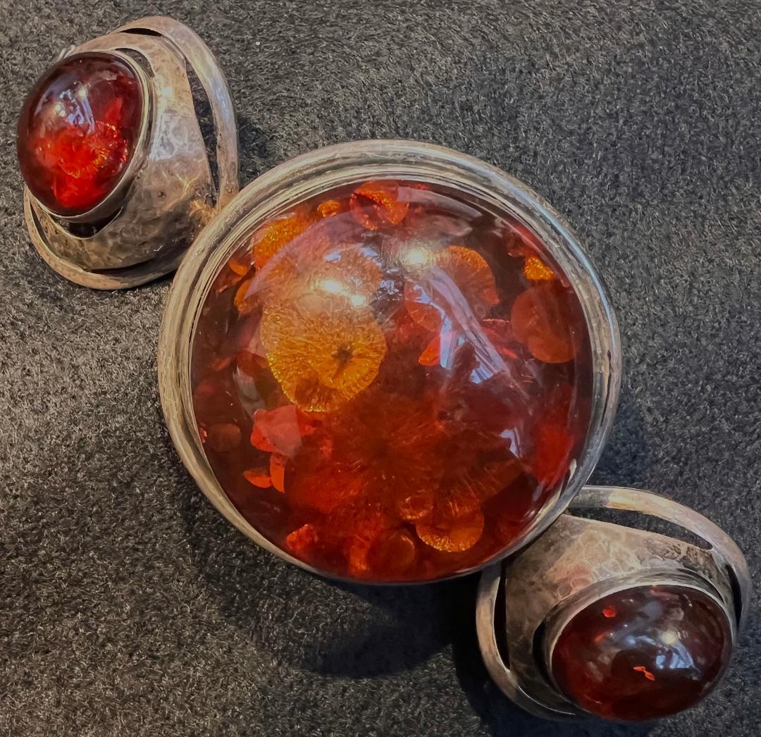 旧ソ連 大きな琥珀 約45ミリ★ SILVER 素材 (b34)