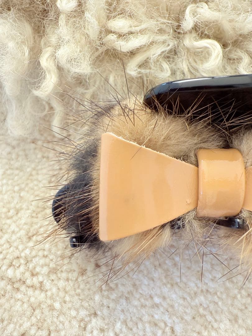 アレクサンドル ドゥ パリ ファー×リボンデザインのヘアクリップ