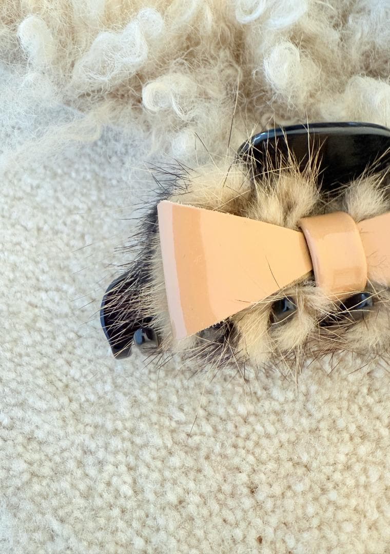 アレクサンドル ドゥ パリ ファー×リボンデザインのヘアクリップ