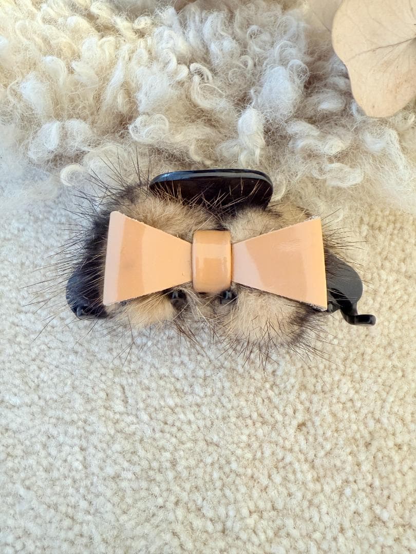 アレクサンドル ドゥ パリ ファー×リボンデザインのヘアクリップ