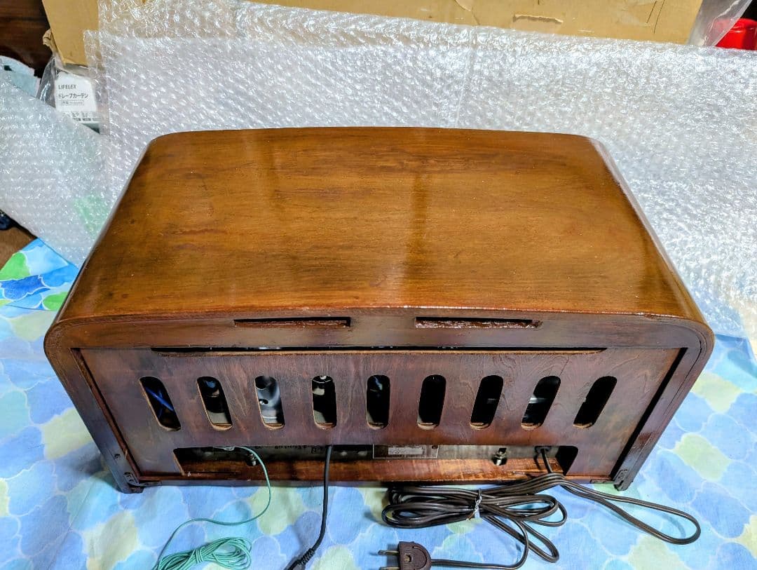 家族団らん昭和レトロ真空管ラジオ　マツダ614A　bluetooth