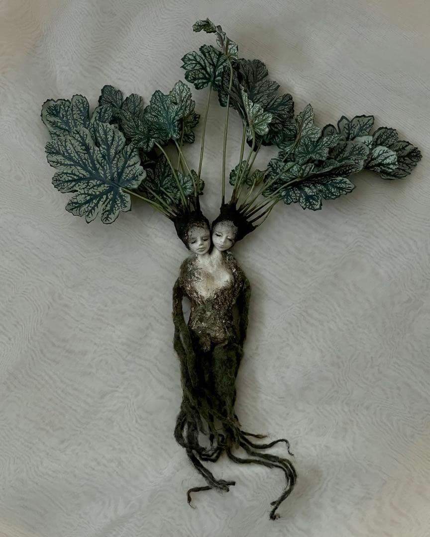 創作人形・ウーマンドレイクの標本「同じ土の記憶（Shared Soil）」