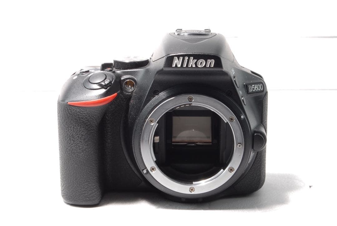 美品Nikon D5600 ダブルレンズ Wi-Fi・Bluetooth機能搭載