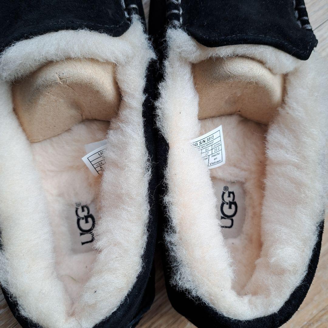 新品、未使用 UGG 黒 スエード モカシン