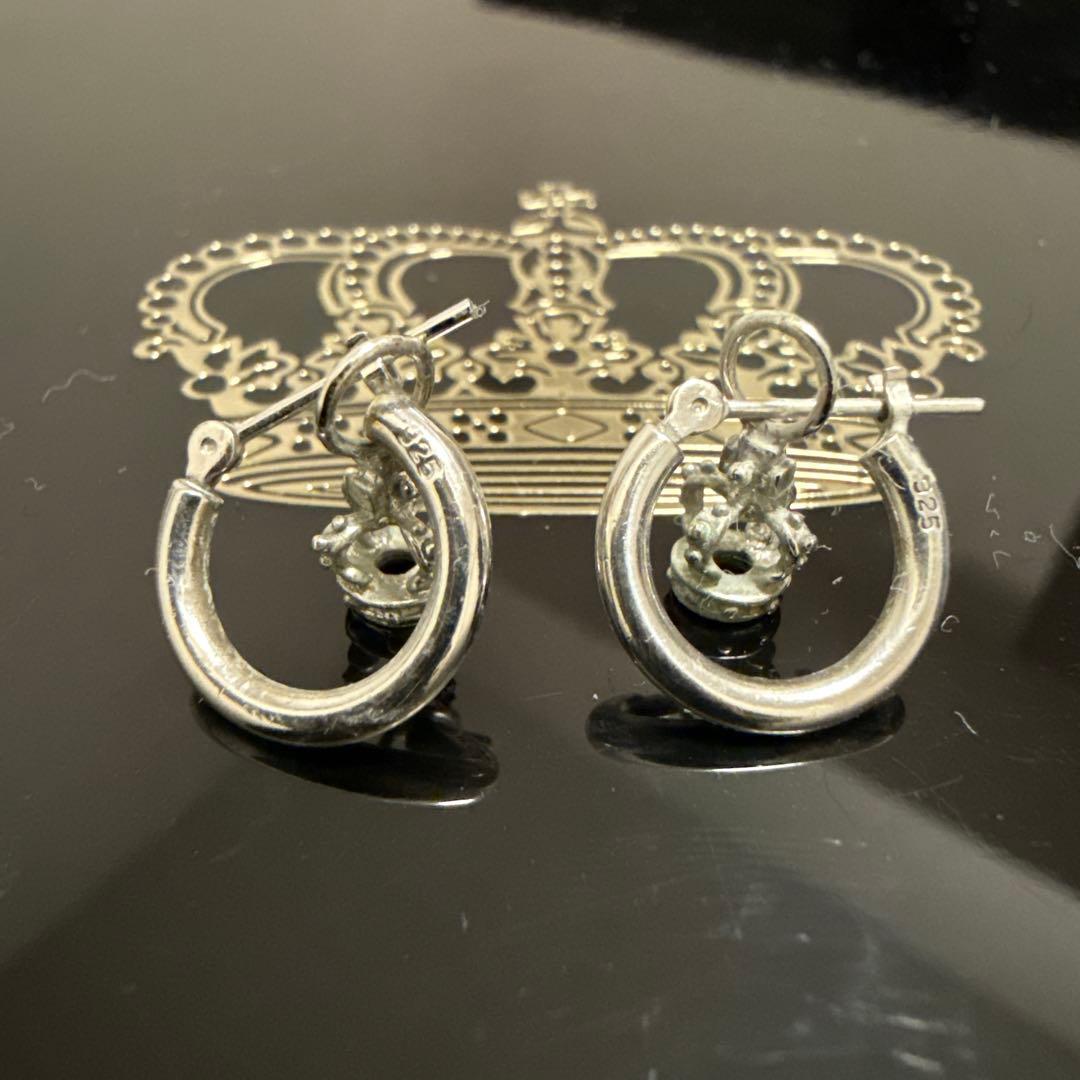 Justin Daviesフープピアス クラウンチャーム付き