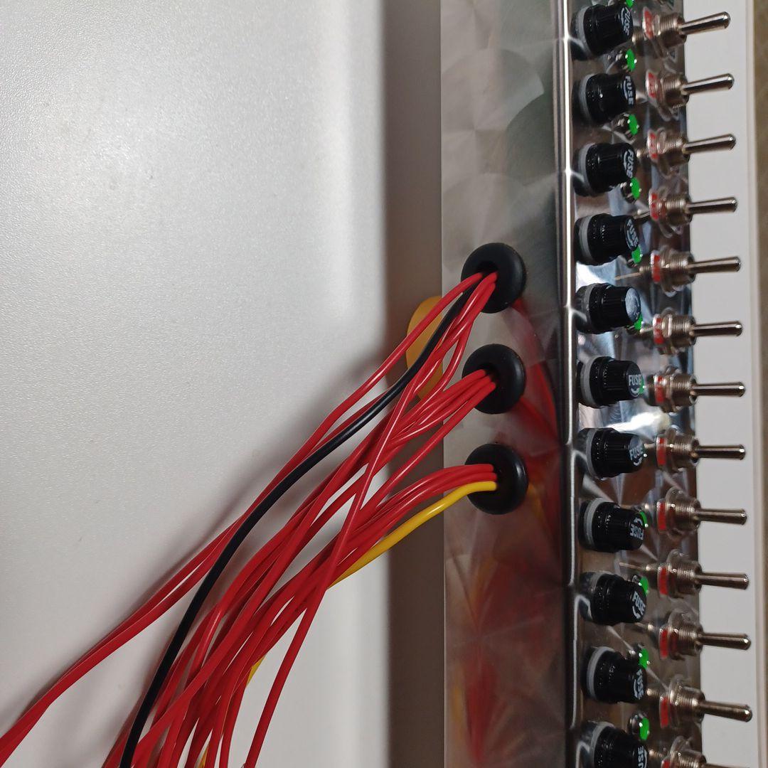 ゆうき出品　デコトラ　ウロコ仕上げ　15連スイッチボックス