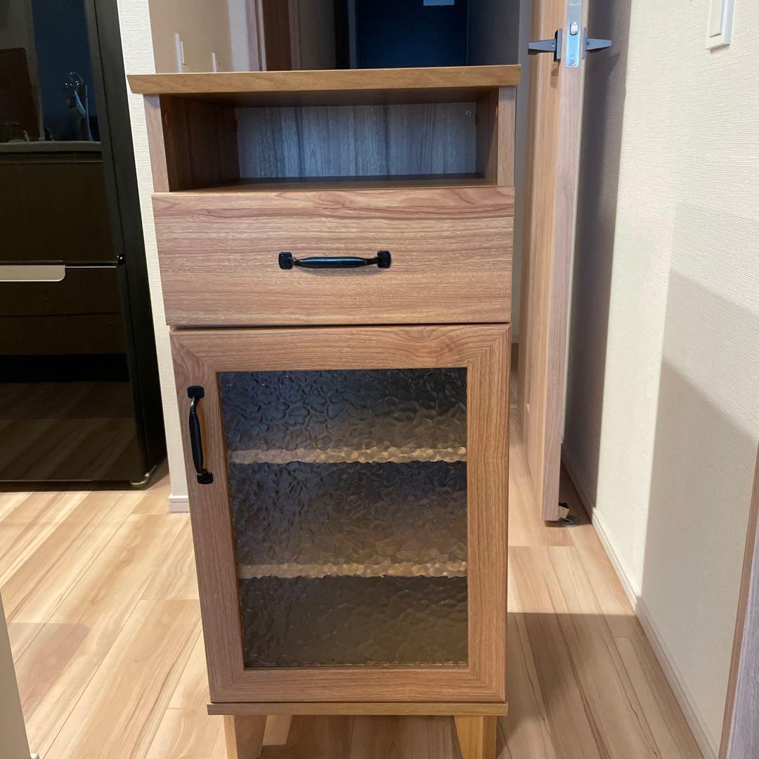 北欧家具　木製食器棚 引き出しとガラス扉付き　たのめる便