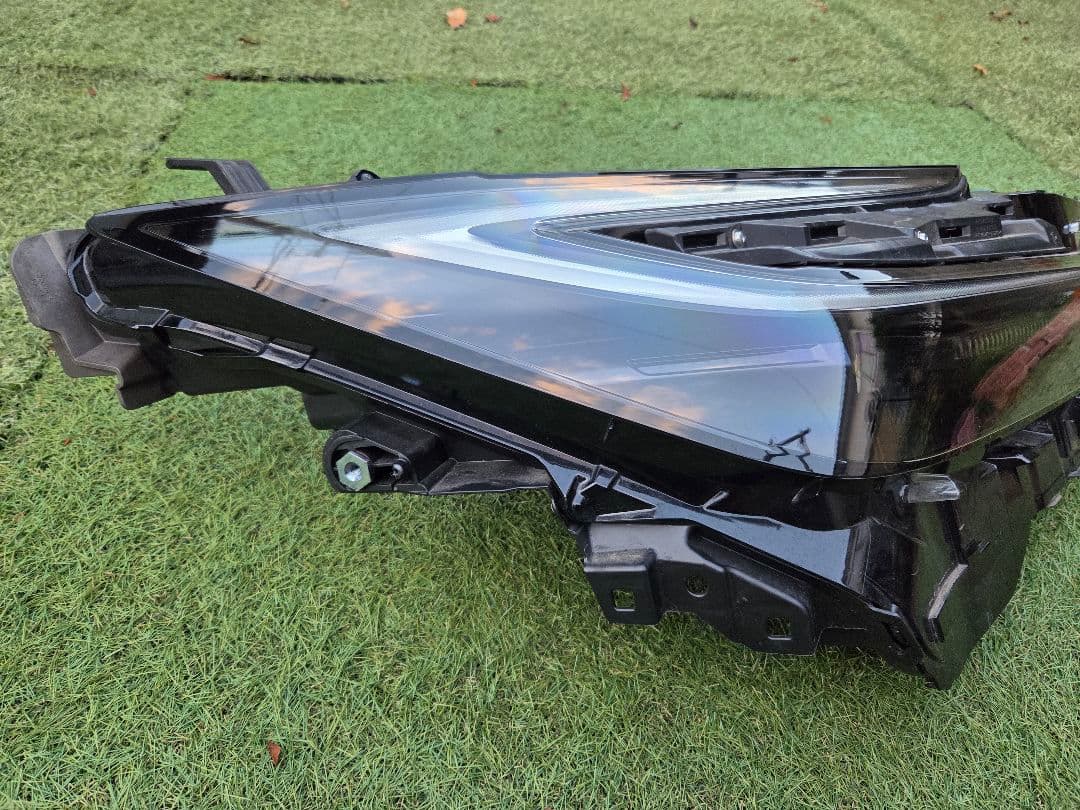 桐哲　プリウス60　右ヘッドライト　MXWH60