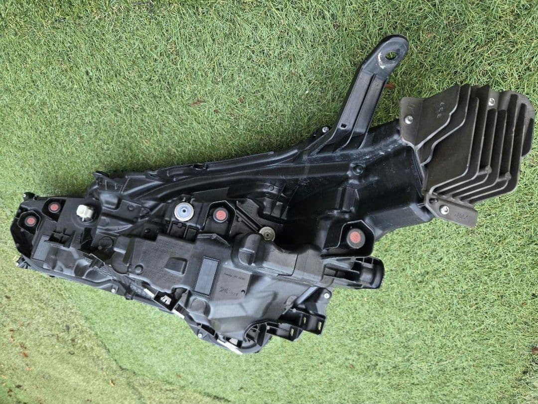 桐哲　プリウス60　右ヘッドライト　MXWH60