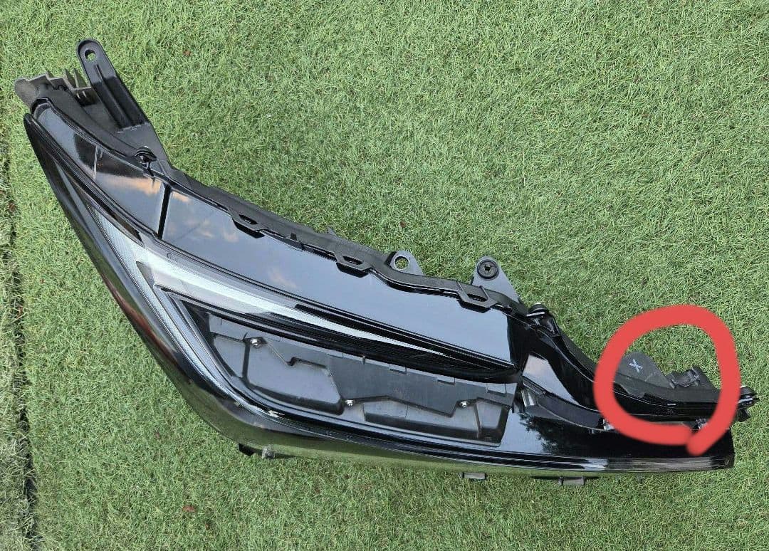 桐哲　プリウス60　右ヘッドライト　MXWH60