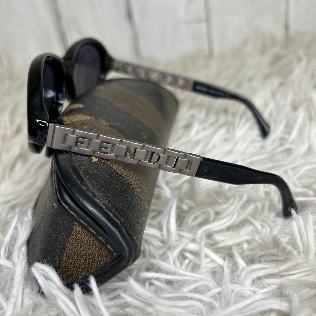 FENDI フェンディ サングラス ケース付　ロゴ　ブラック　シルバー