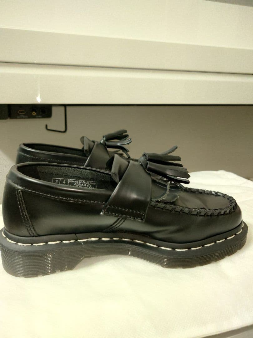 ドクターマーチン　エイドリアン　タッセル付き黒レザーローファー　白ステッチ