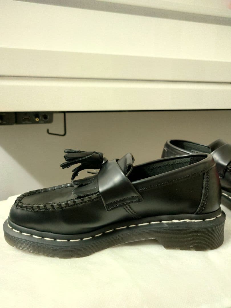 ドクターマーチン　エイドリアン　タッセル付き黒レザーローファー　白ステッチ
