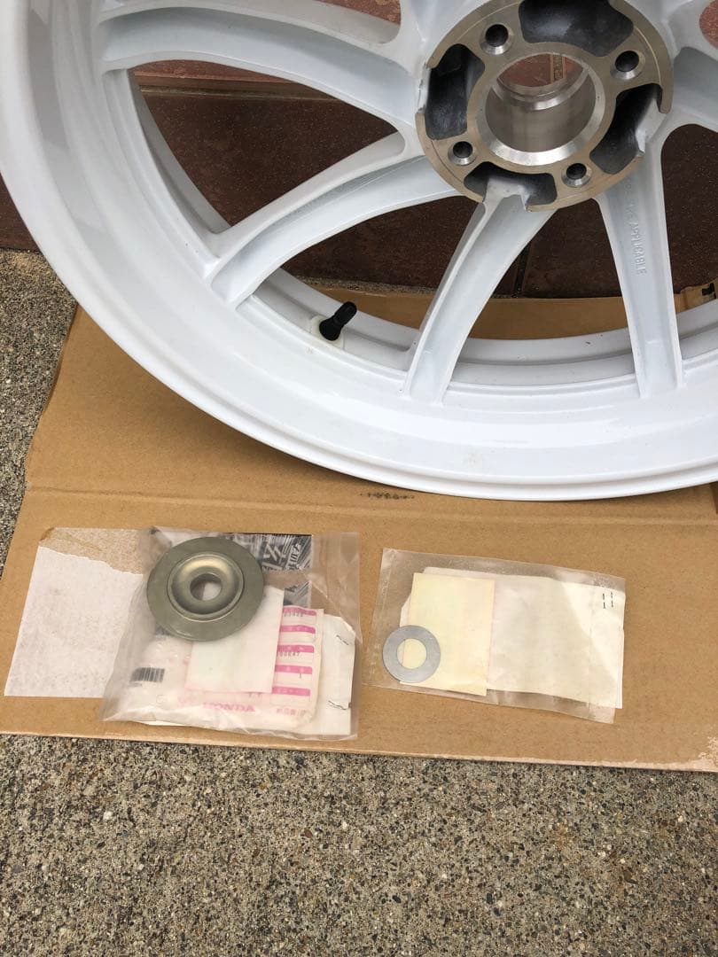 新品 NSR250R MC28 リアホイール 新品　純正スペンサー ワッシャー付