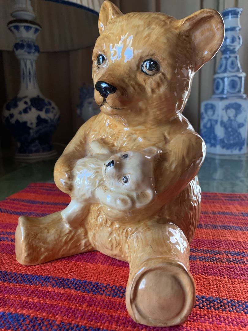イギリスアンティーク　クマさんがクマちゃんを抱っこしてるレアな陶器のテディベア！