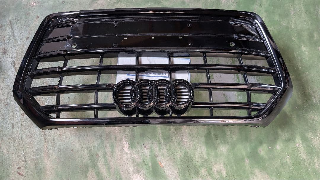 Audi Q5 　TSFIクワトロフロントグリル ブラック