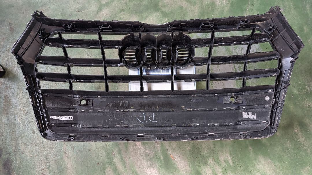 Audi Q5 　TSFIクワトロフロントグリル ブラック