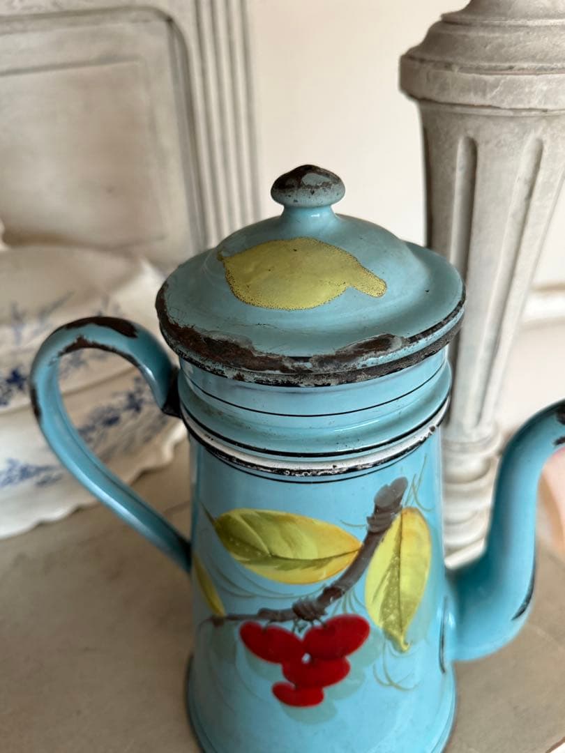 フランスアンティークホーロー水色さくらんぼ柄コーヒービギンポット