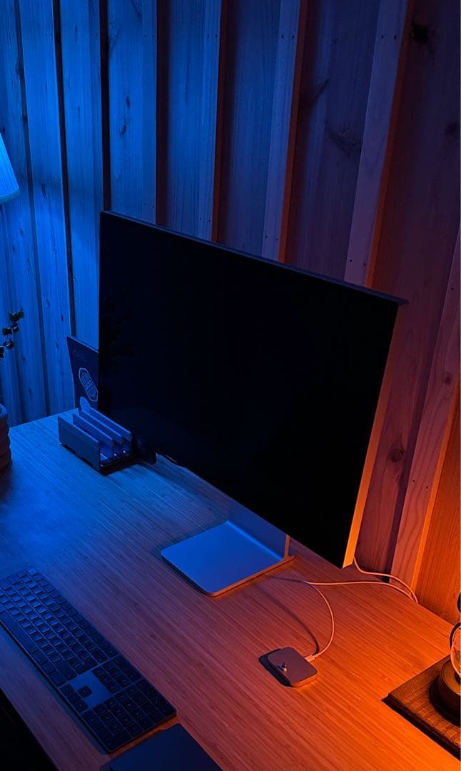 Studio Display 標準ガラス - 傾きと⾼さを調整 できるスタンド