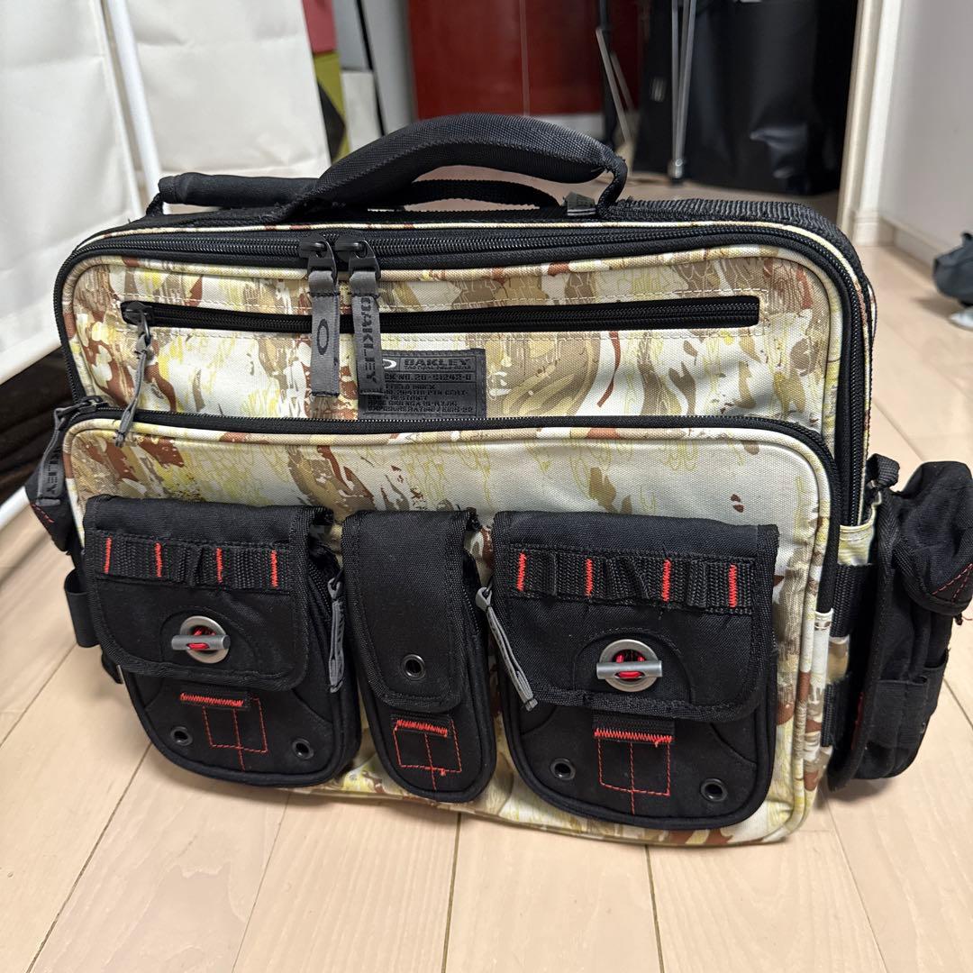 【希少】オークリー　迷彩　カモフラ　ビジネスバッグ　2way 多収納PCバック