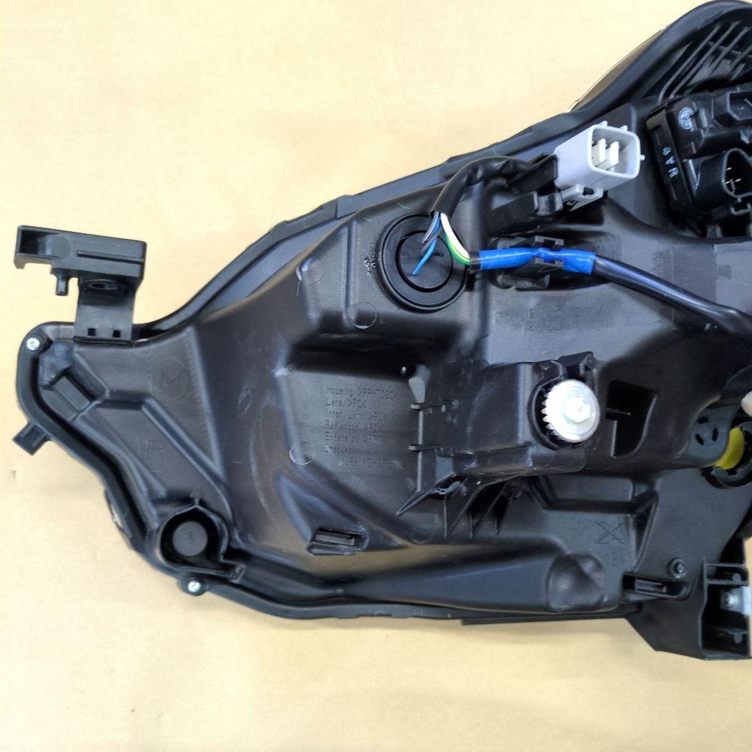 DAIHATSU　ダイハツ　ミライース　右側ヘッドランプ