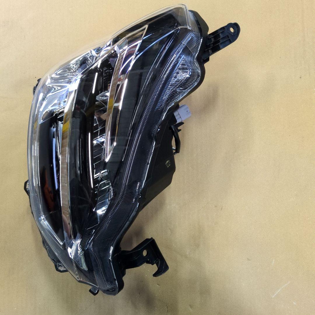 DAIHATSU　ダイハツ　ミライース　右側ヘッドランプ