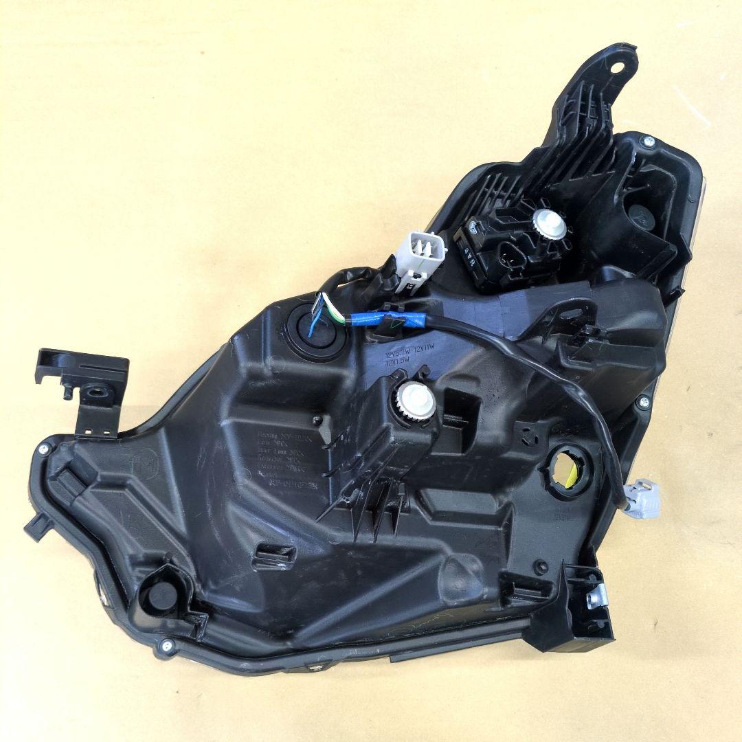 DAIHATSU　ダイハツ　ミライース　右側ヘッドランプ