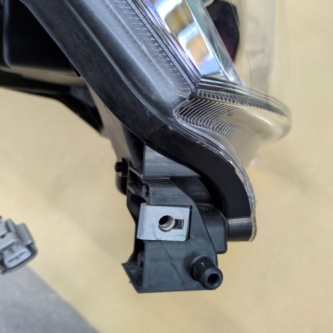 DAIHATSU　ダイハツ　ミライース　右側ヘッドランプ