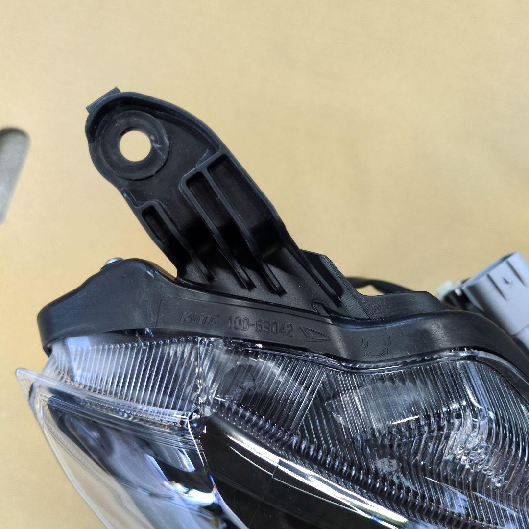 DAIHATSU　ダイハツ　ミライース　右側ヘッドランプ