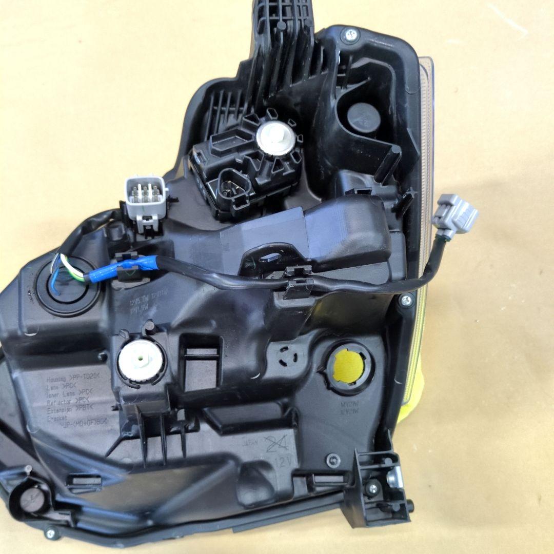 DAIHATSU　ダイハツ　ミライース　右側ヘッドランプ