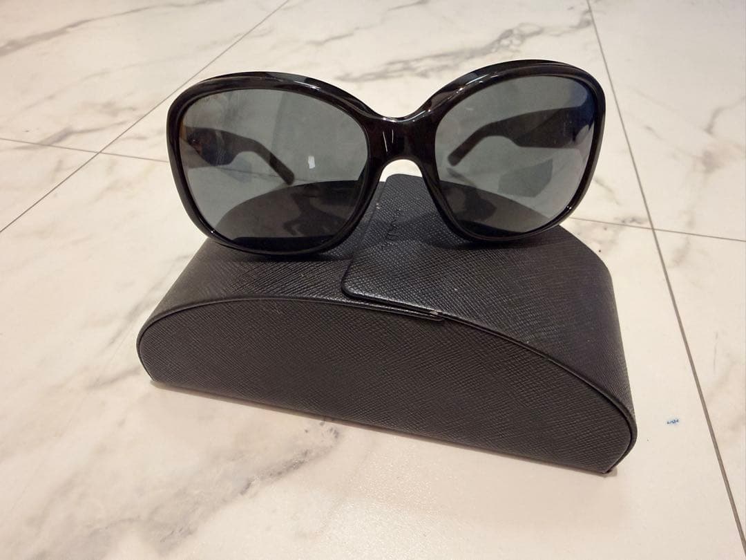 PRADA ブラックサングラス SPR 106S 58mm