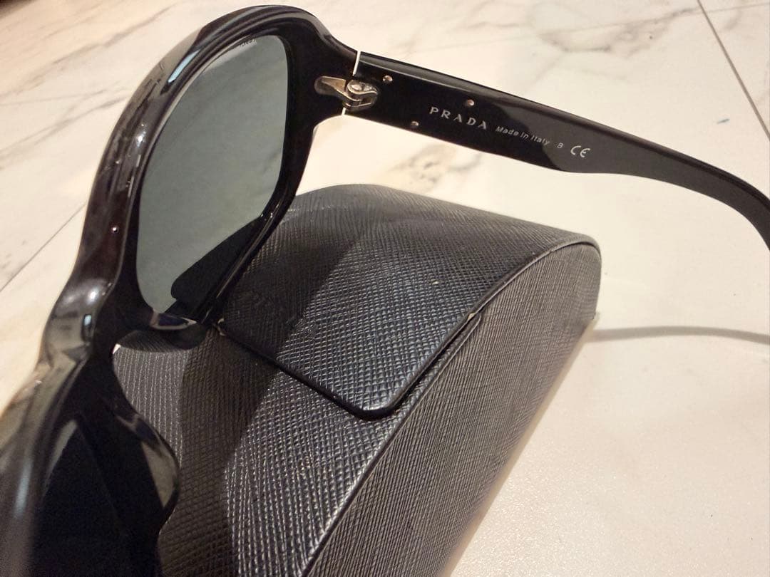 PRADA ブラックサングラス SPR 106S 58mm