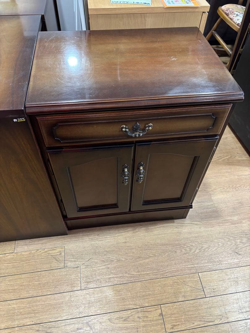 T54 カリモク キャビネット(板戸)