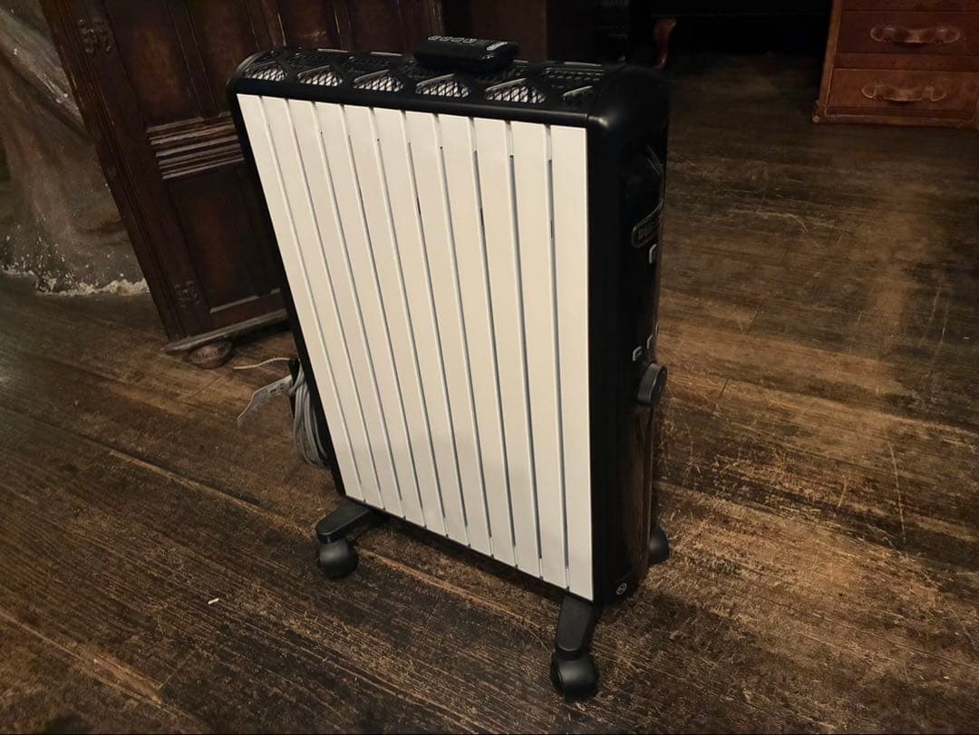 【美品】オイルヒーター スリムデザイン ホワイト/ブラックデロンギ