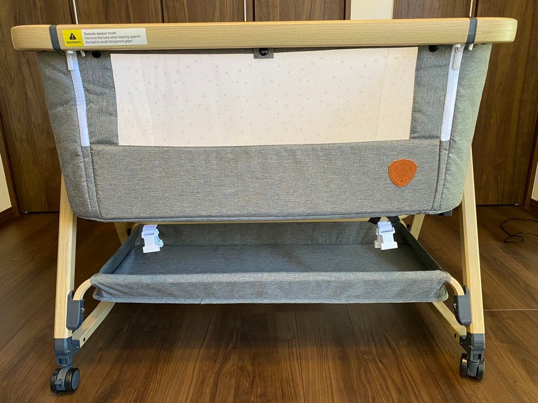 キャスター付きベビーベッド グレー