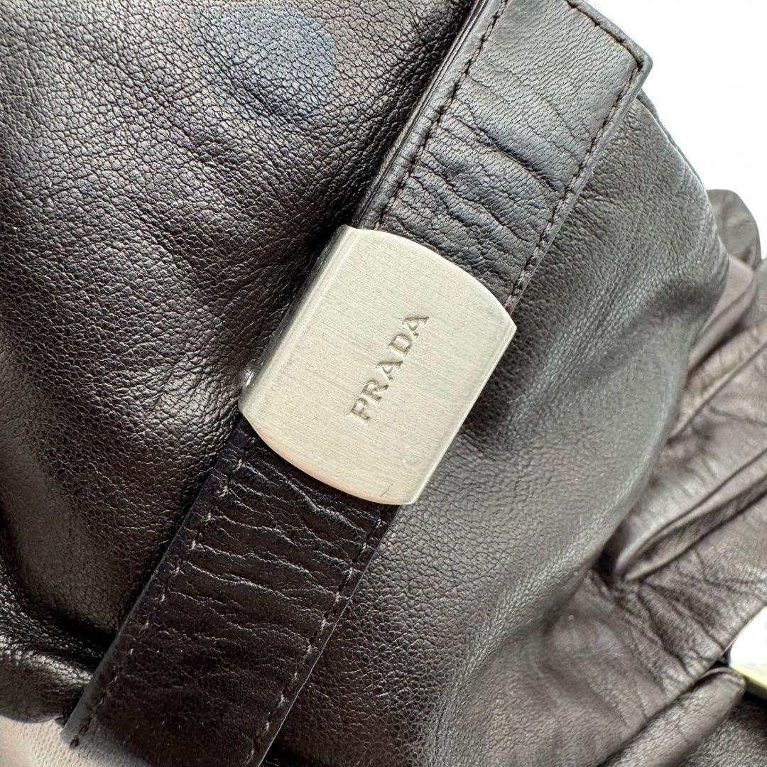 美品　プラダ　手袋　レザー　ベルト付き　裏地シルク　プラダ　ダークブラウン