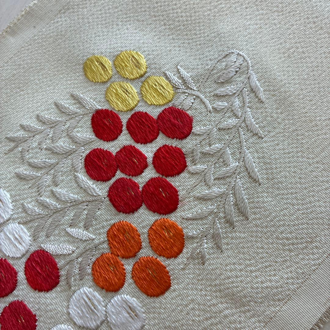 ■6239■アンティーク■正絹縮緬■時代物　薄い鳥の子色　南天柄　刺繍半衿■