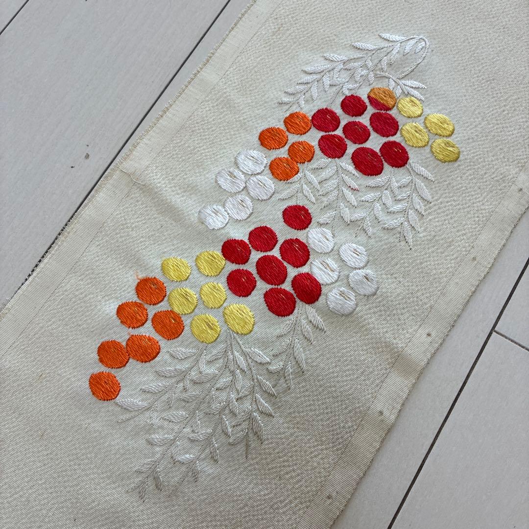 ■6239■アンティーク■正絹縮緬■時代物　薄い鳥の子色　南天柄　刺繍半衿■