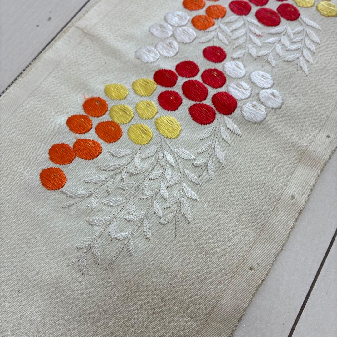 ■6239■アンティーク■正絹縮緬■時代物　薄い鳥の子色　南天柄　刺繍半衿■