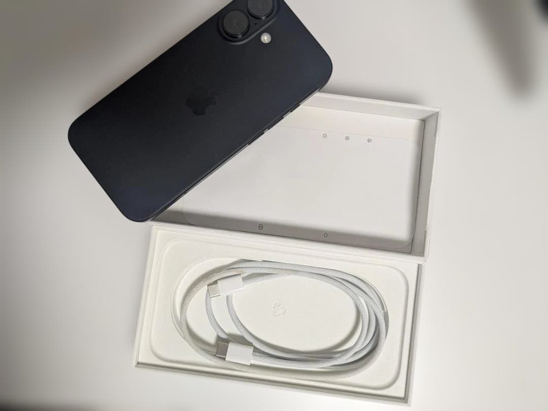 [New] iPhone 16 ブラック（箱と充電ケーブル付き）