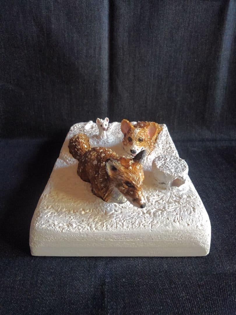 木彫りのコーギー 雪上のコーギーと狐