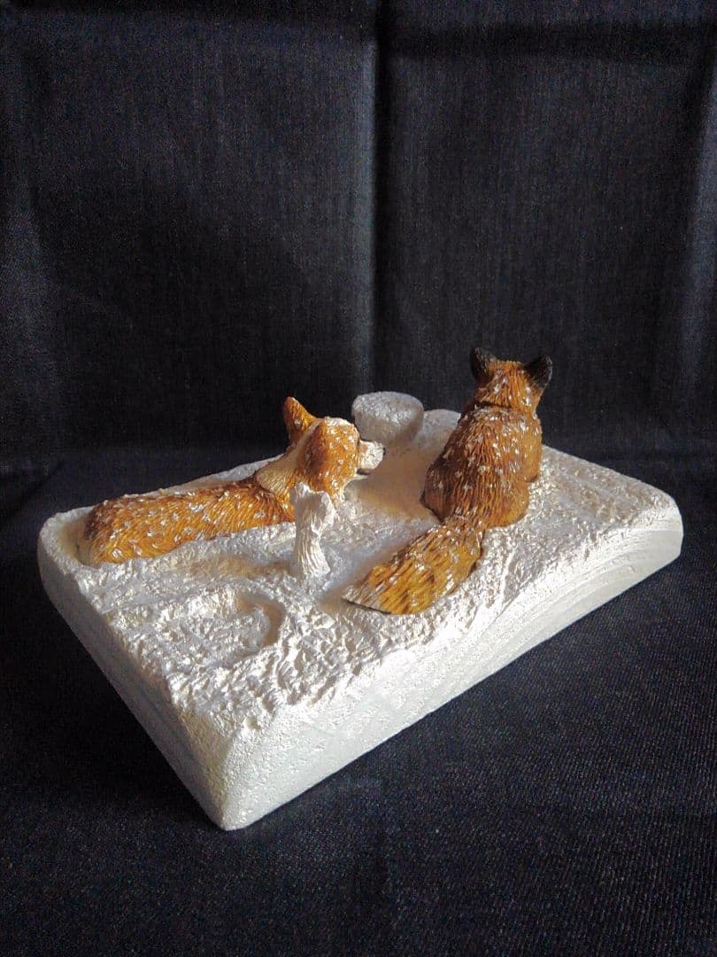 木彫りのコーギー 雪上のコーギーと狐