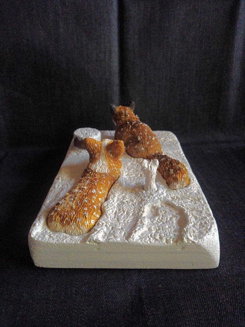 木彫りのコーギー 雪上のコーギーと狐