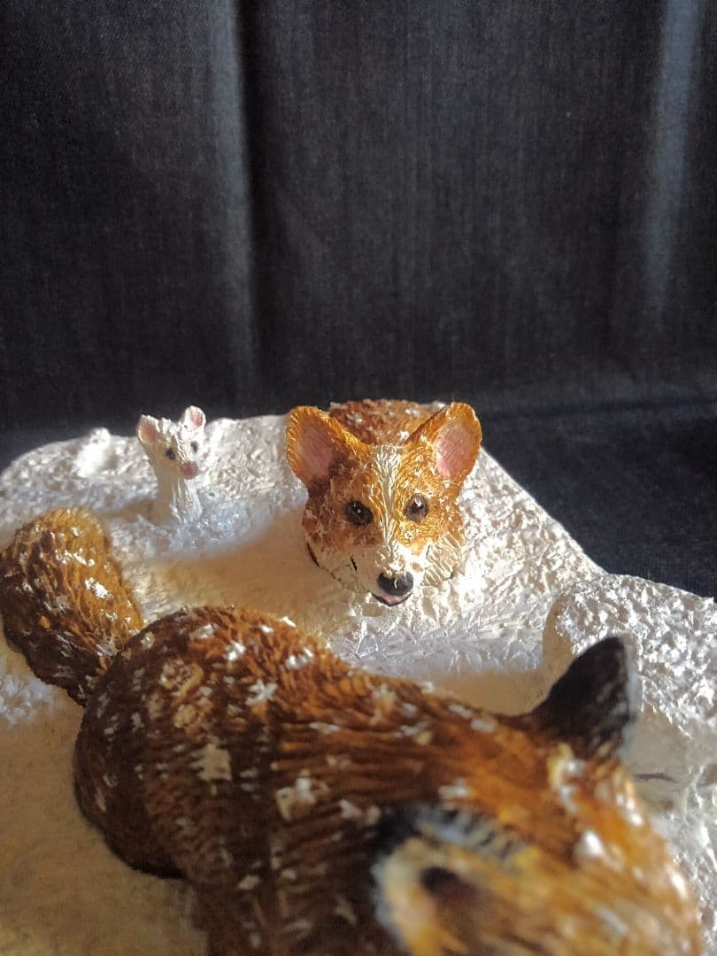 木彫りのコーギー 雪上のコーギーと狐