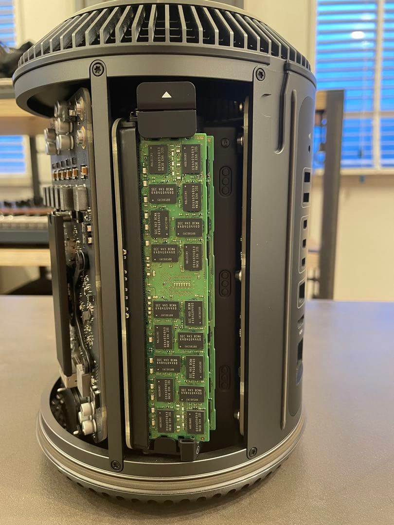 Apple Mac Pro 2013 本体